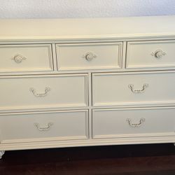 Bedroom Set (Dresser & 2 Nightstands) Children’s Room 