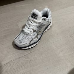 NIKE VOMERO 5 