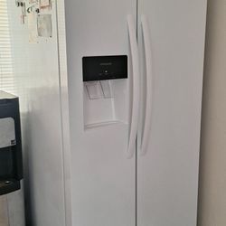 Frigidaire REFRIGERATOR 