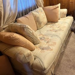 Nice Floral Sofa And Love Seat In Good Condition 