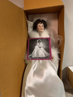 Ashton drake porcelain bride doll Winter Romance