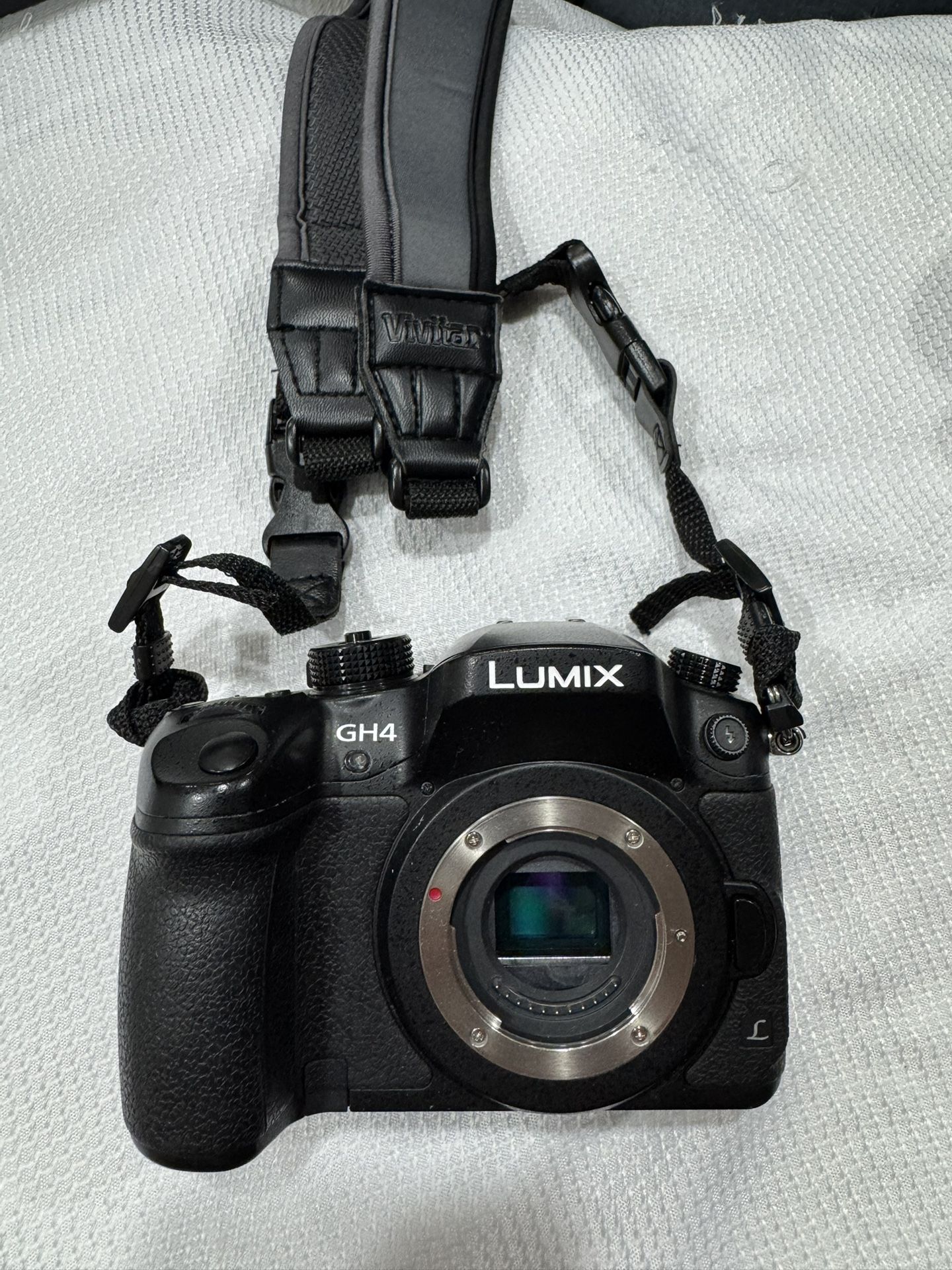 Panasonic LUMIX GH4 Bundle With lens