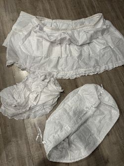 FREE Bassinet Bedding (white)