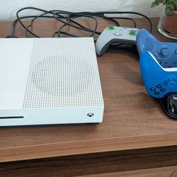 Xbox One S Bundle – 3 Controllers + Charging Dock – Factory Reset