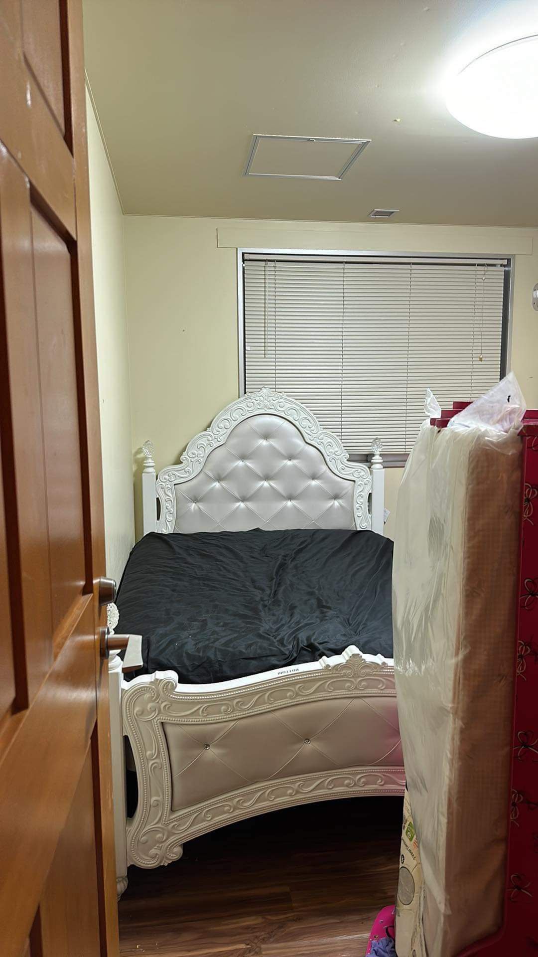 Ashley Exquisite Full Poster Bed