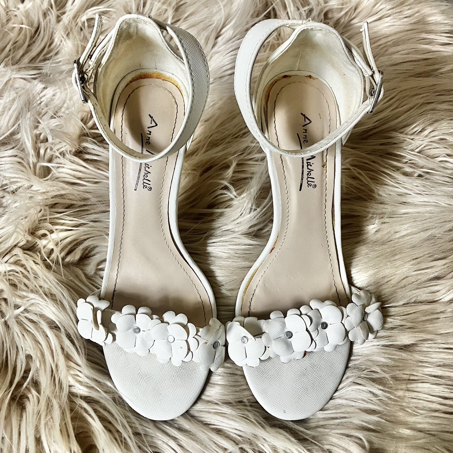 Anne Michelle White Flower Heels