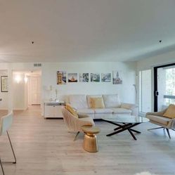 CREAM LEATHER RECLINING COUCH 