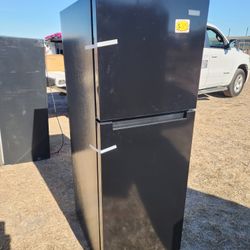 BRAND NEW Vissani
10.1 cu. ft. Top Freezer Refrigerator in Black, Garage Ready