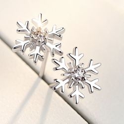 Yin Qianhui New Chinese-style six-pointed star snowflake ear bone stud shining zircon inlaid simple edelweiss niche design high-end sense ear hole for