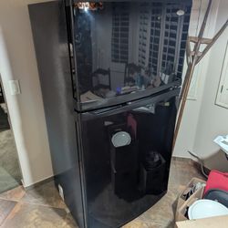 Whirlpool Golf Refrigerator 