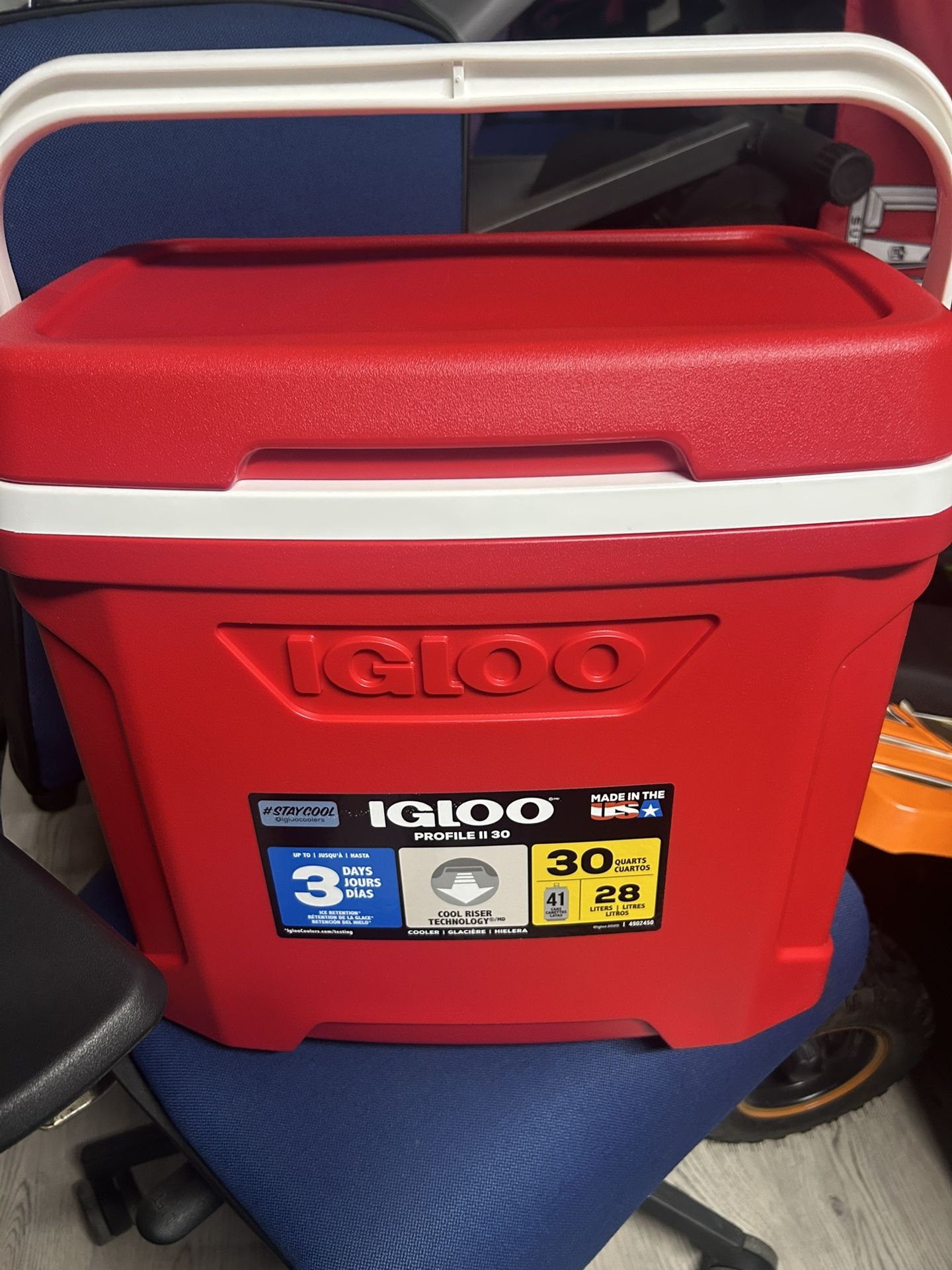 Brand New IGLOO Island Breeze 30 Quart Cooler - Red