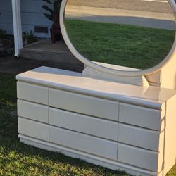 ✨Broyhill Cream Laminate Dresser & Mirror with Gold Trim ✨