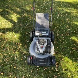 Murray Lawn Mower With Bag and Fires Right Up  Cortadora de césped Murray con bolsa y encendido inmediato All sales are AS-IS, WHERE-IS Delivery avail