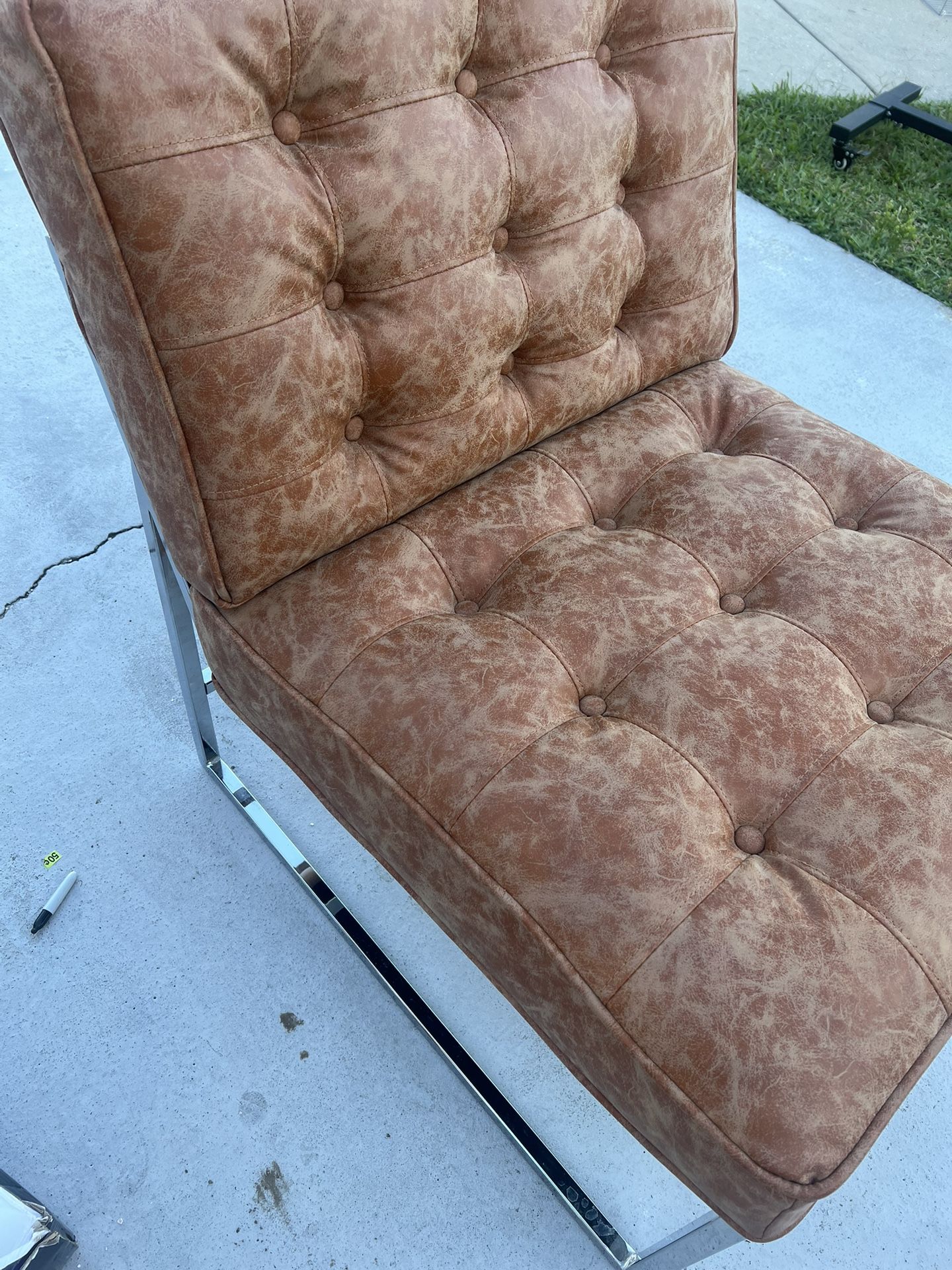 Rustic office or corner chair firm and very comfortable. Metal base