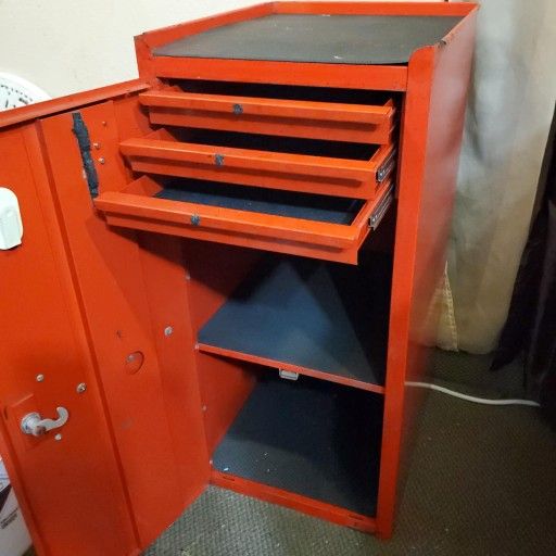 Snap-on Kr-274d Side Cabinet 3 Drawer 2 Shelf original Red paint
15"W 18"L 32"H 8/10 conditions
1 key