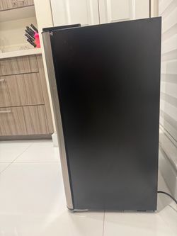 Frigidaire 19.3-in W 34-Bottles Black Freestanding Indoor Wine Cooler