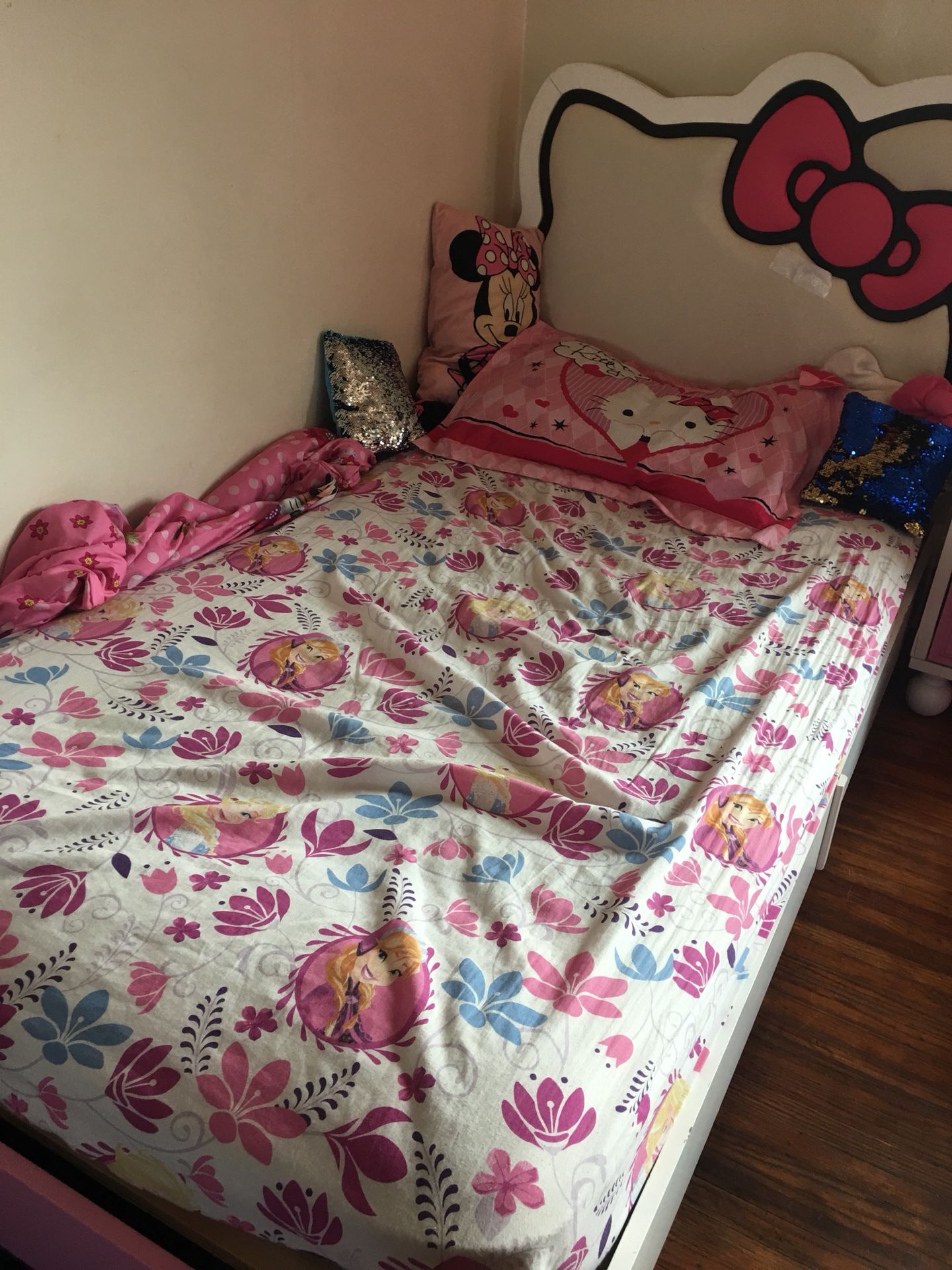 Hello kitty bedroom set
