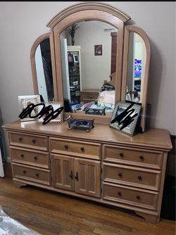 Brown wood full size bedroom set including 2 nightstands, dresser with mirror and armor