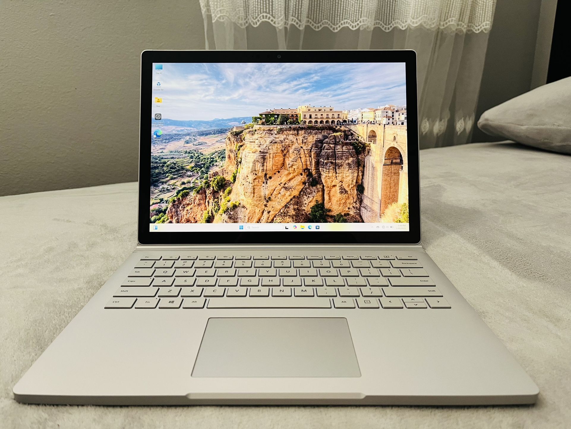 Surface Book 3 – 10th gen Core i7 / 16GB / 256GB SSD / 4GB NVIDIA GeForce GTX 1650