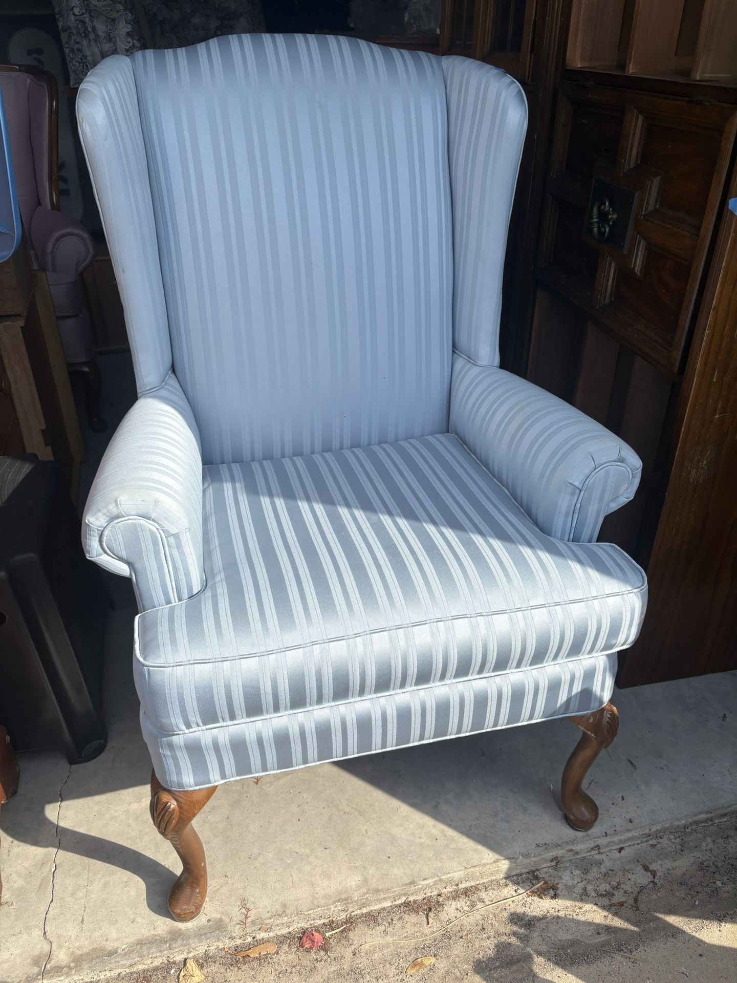 Vintage KING HICKORY chair. No rips or tears. Smoke free and pet free home 