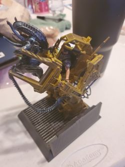 Aliens and colonel marine statue