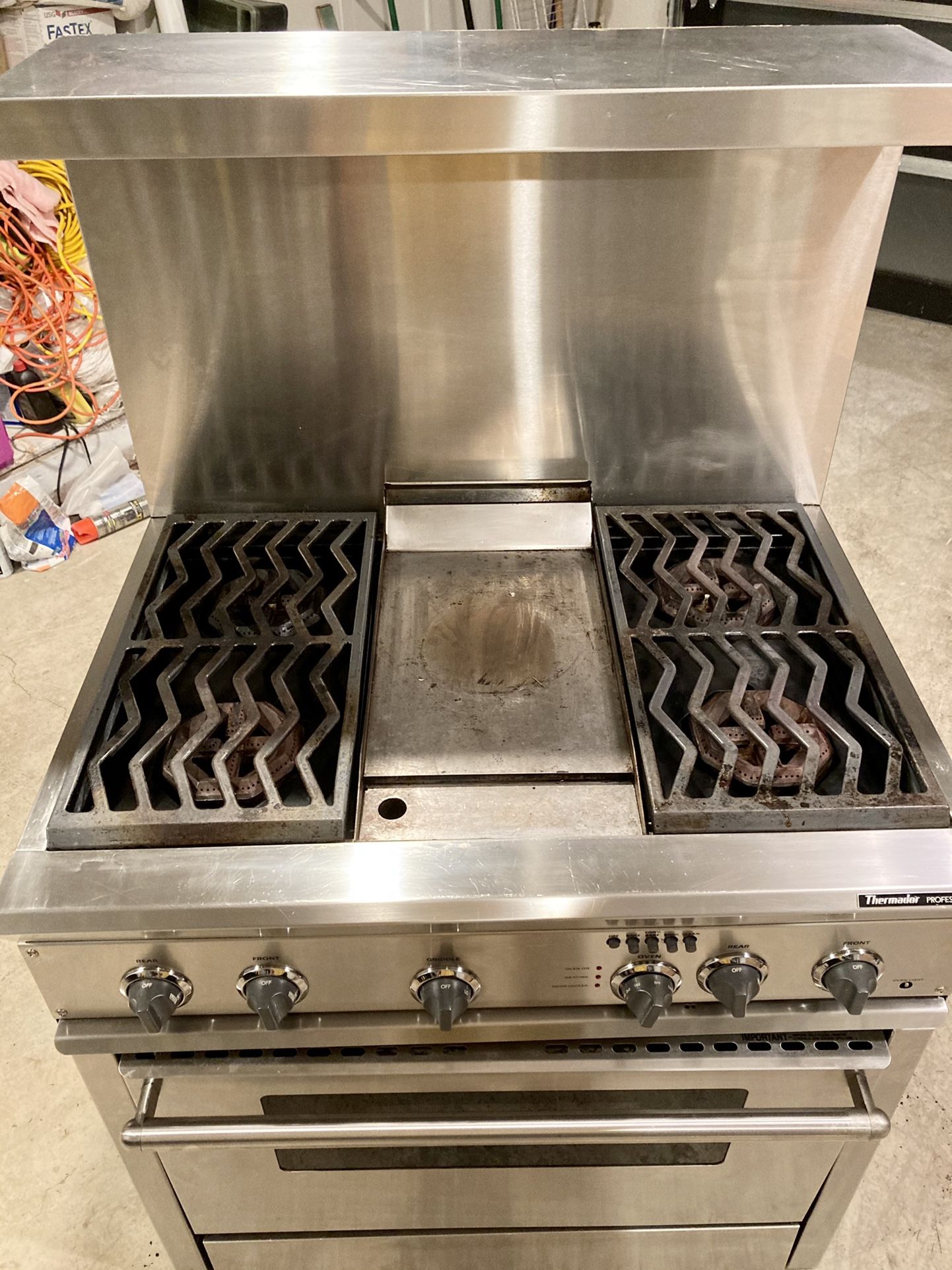 Beautiful 36” Dual Fuel Thermador Gas Range W/ Griddle & Convection