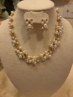 Beautiful NEW FAUX PEARL NECKLACE SET