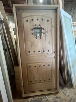 🚪 Rustic Knotty Alder Exterior Door – Round Top w/ Speakeasy 🚪