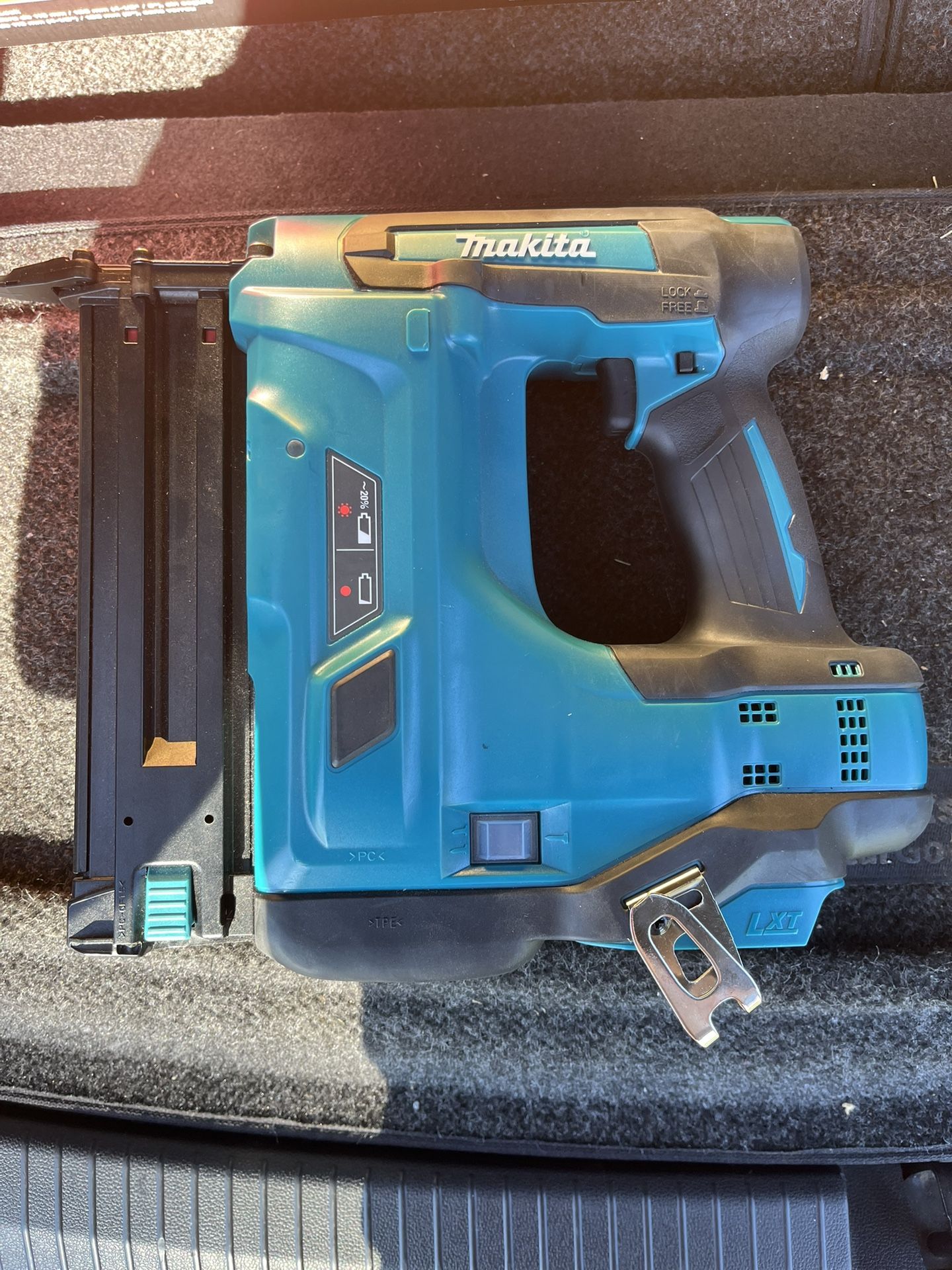 New Makita 18v Brad Nailer 18ga