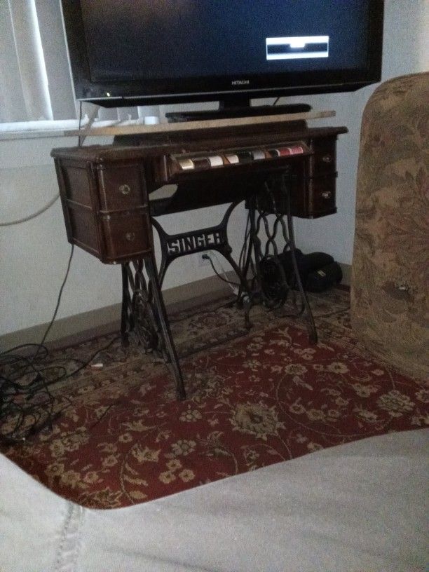 Singer Table and Machine