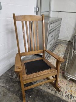 Mission-style oak rocking chair
Delivery Available!