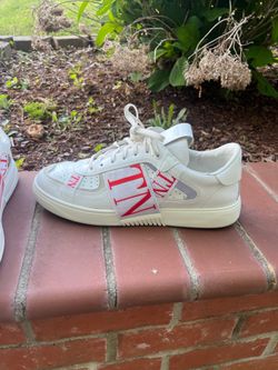 Designer sneaks garavani