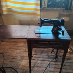 Vintage 1940s Singer Sewing Machine