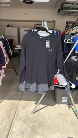 BLACK UNDER ARMOUR SHIRT UNDER