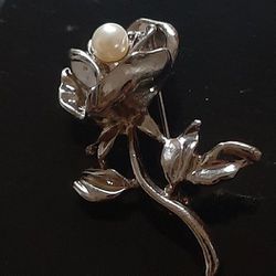Silver Rose & Pearl Brooch

 1 3/4"H X 1 1/4" W
