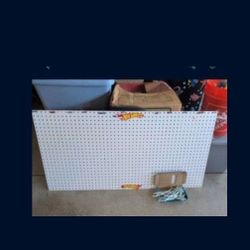 Hot Wheels Peg Board With 21 Peg Hooks