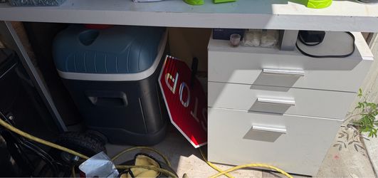 Nail desk