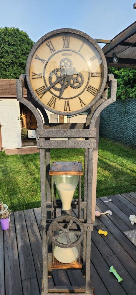 Howard Miller Hour Glass G/F Clock