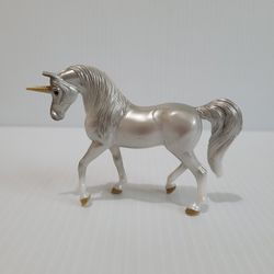 BREYER STABLEMATE SILVERY WALKING ARABIAN #6217 UNICORN CRAZY SURPRISE 2018.

