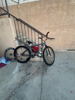 Throne goon 29er looking for a black and pink or just pink 24 inch throne goon