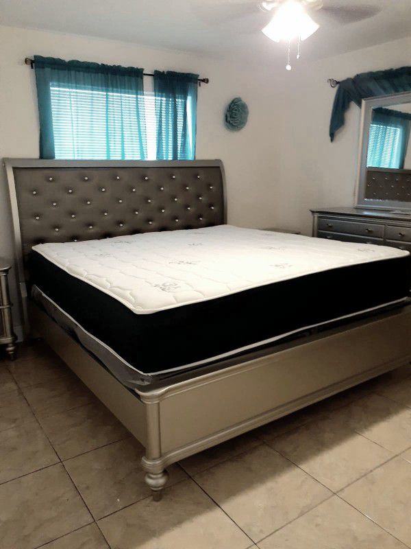 New KING size mattress & BOX spring. Bed frame not included on offer