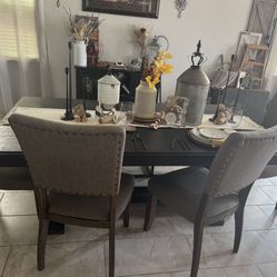 Ashely Dining table