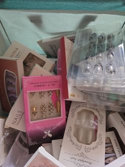 100 of boxes press on nails