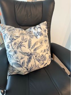Decorative throw pillow