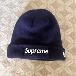 Clean navy beanie from Supreme with classic front box logo and “World Famous” embroidery on the cuff