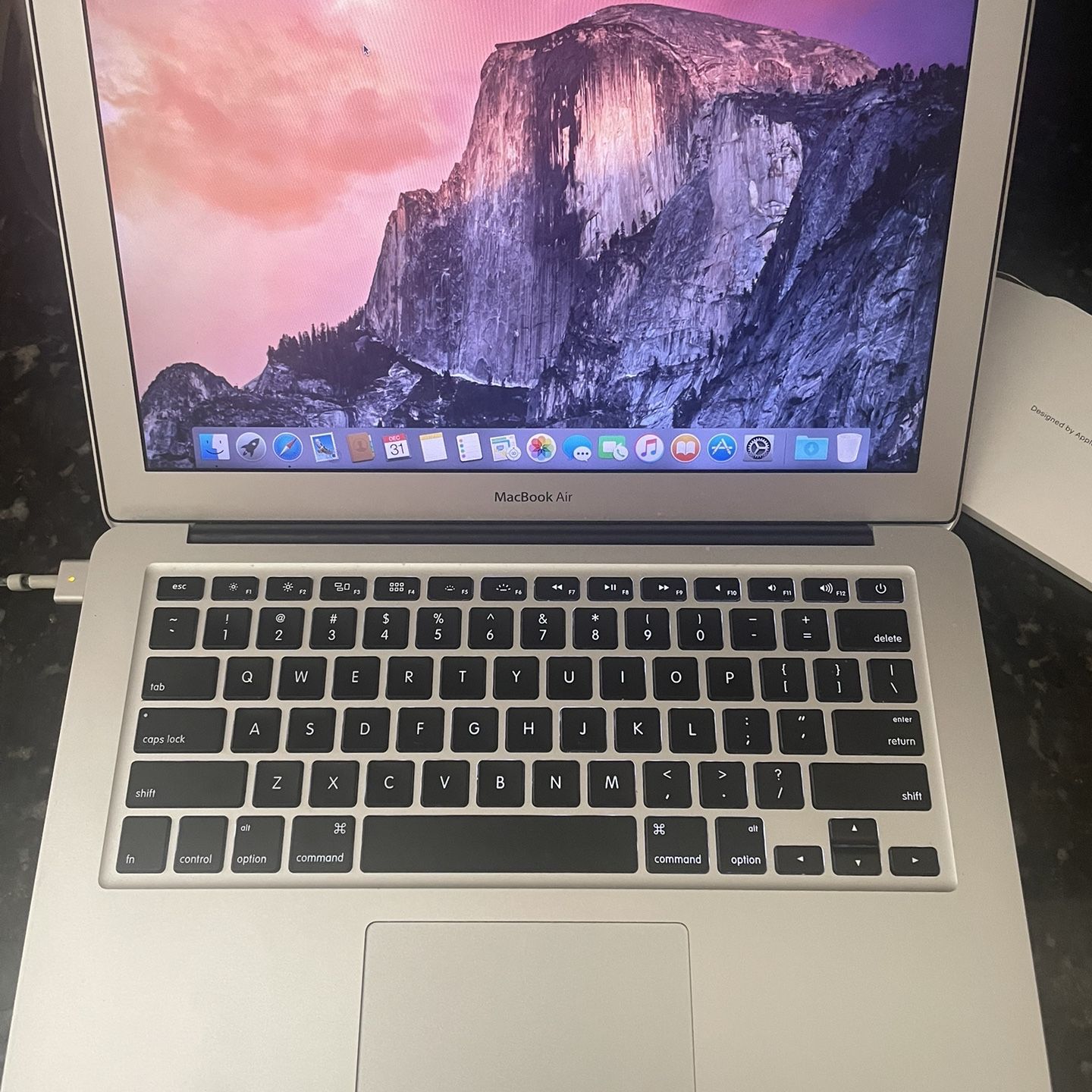 Apple MacBook Air 13.3 inch Laptop - A1466 (2015) 8GB Ram,256gb 
