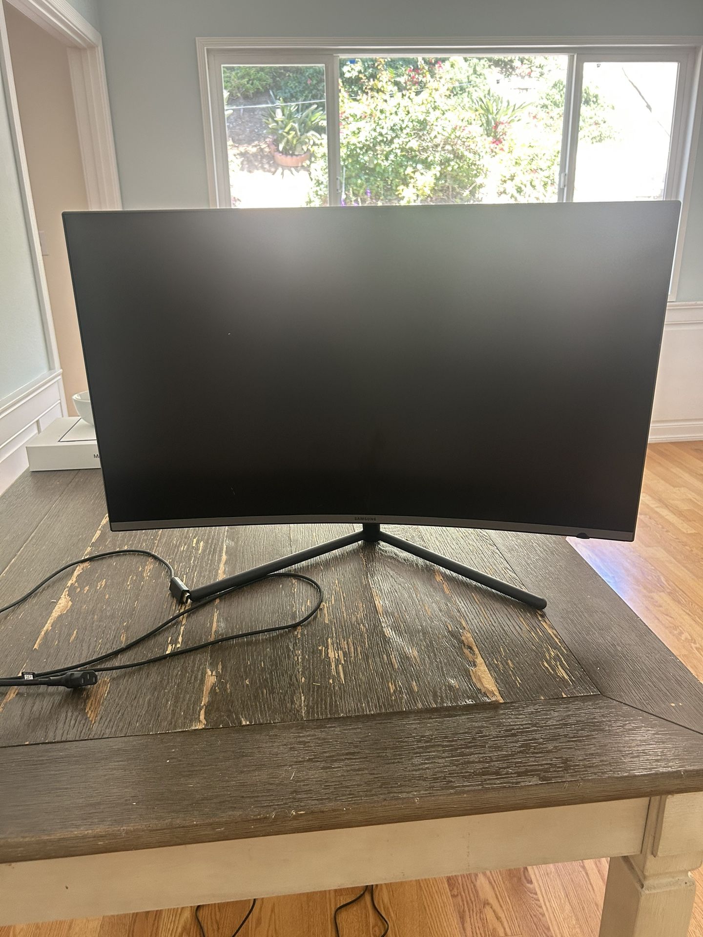 Monitor- Curved