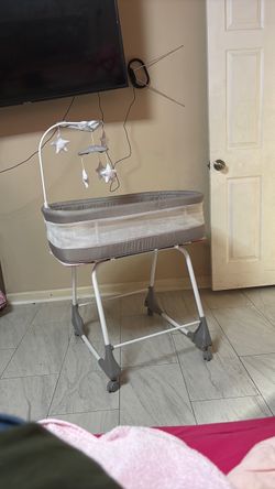 immons Kids' Shooting Star Rocking Bassinet with Airflow Mesh in platinum gray.