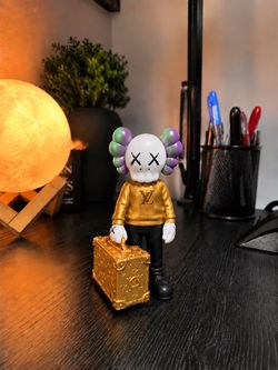🔥 KAWS Style Luxury Figure – Gold LV Outfit & Suitcase – 3D Decor