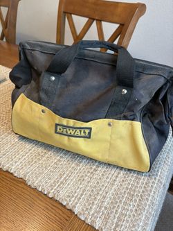 Dewalt multitool/oscillator corded with bag.
